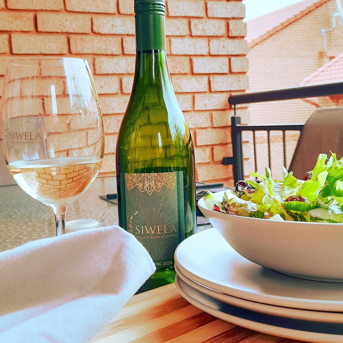 #siwelawines #sundaylunch #cheninblanc #salad #foodandwinepairing #whitewine #photography #familytime