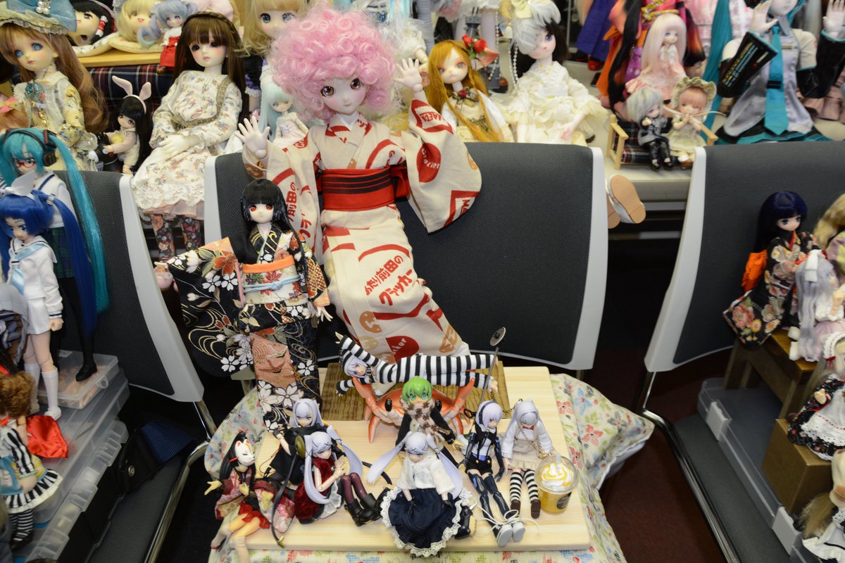 Miko_Teruya's tweet photo. 珠華:また皆でこたつ囲んで楽しくやりたいねえ。
#エアDOF13
#例のコタツ
#ゴッドクラフトワークス
#DOF08
#紫明会館ドール撮影会 https://t.co/6C6bcEe5KH