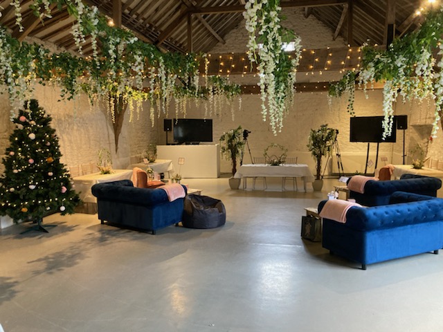 CruckBarnMK's tweet photo. We were thrilled to host a wonderful wedding at the weekend! Elegant sofas for bubbles, stunning winter decor &amp; the ceremony was streamed by @selectbriefltd for loved ones who couldn't be there in person. Pizzas by @littleovenofjoy and a movie night completed the celebrations🥂 https://t.co/DInXTttoP2