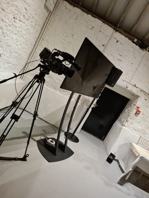 CruckBarnMK's tweet photo. We were thrilled to host a wonderful wedding at the weekend! Elegant sofas for bubbles, stunning winter decor &amp; the ceremony was streamed by @selectbriefltd for loved ones who couldn't be there in person. Pizzas by @littleovenofjoy and a movie night completed the celebrations🥂 https://t.co/DInXTttoP2