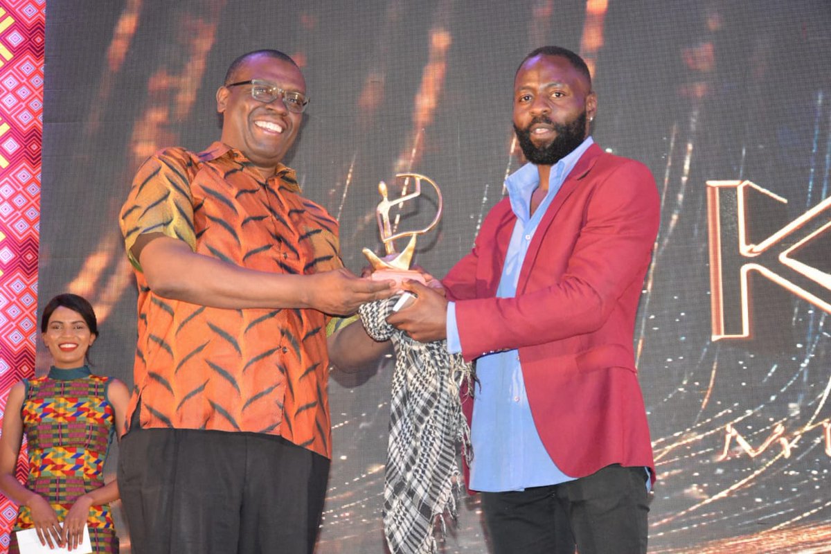 InfoKfcb's tweet photo. Thank you Dr. @FredSimiyu_ for expanding horizons or the @kisimamusicfilm and giving them a Pan-African face ~ @EzekielMutua.
#KFCBatKisimaAwards2020 https://t.co/8pXhJYeApd