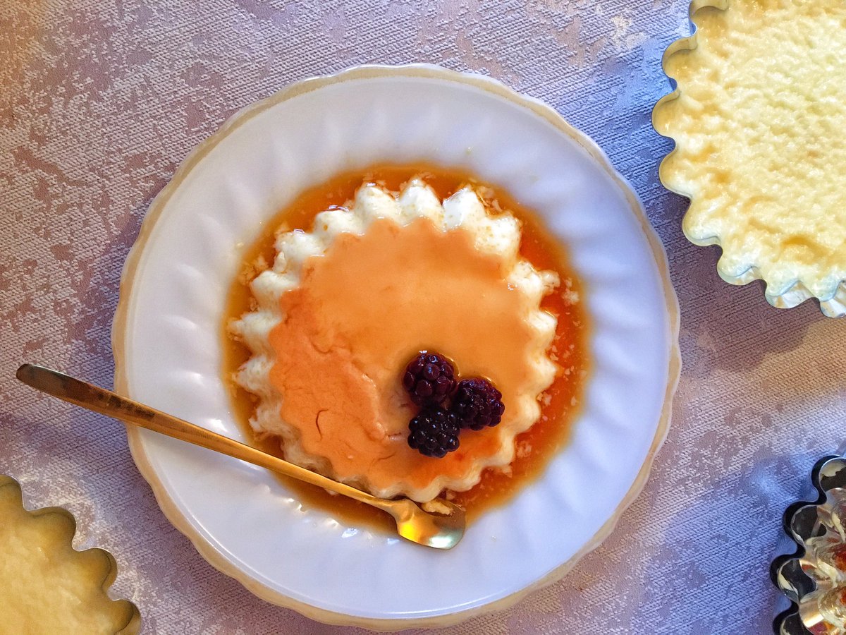 Flan🍮 - uzeri karamel sousu ile ortulmus qaymaqli krem dadinda bir desertdi. Desert soyuq halda sufreye verilir. 🥰
#gunaycooking #flan #desert #Baku #Azerbaidjan