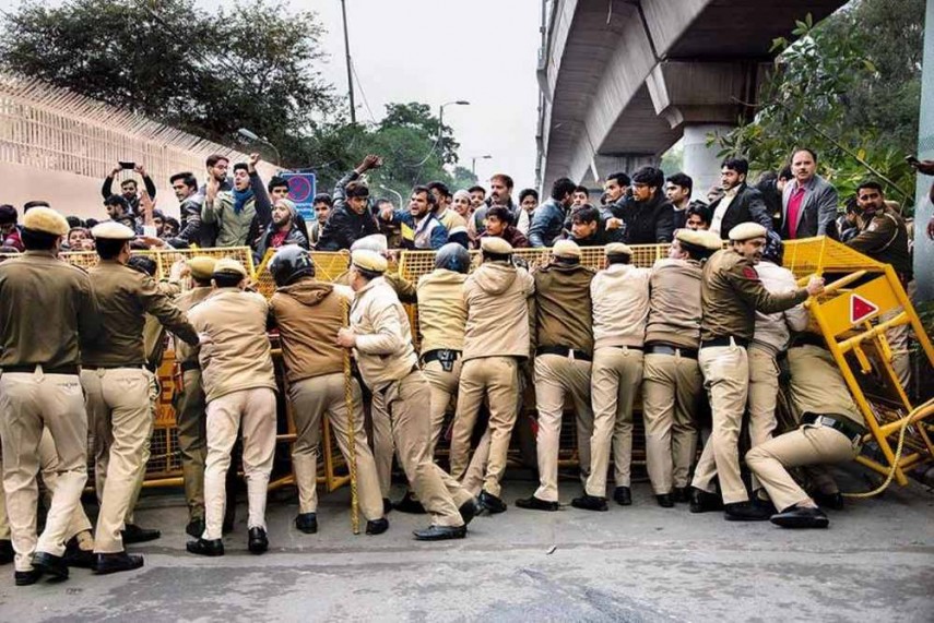 BaraChakandPRT's tweet photo. This day last year!
We had witnessed the most inhuman Act by #DelhiPolice which will always remain the matter of deep shame to the nation. The people who took an oath to protect the inhabitants turned out to be the cruelest and heartless beast. 
#13DecYearofAttackonJamia https://t.co/9fxvdW1P16