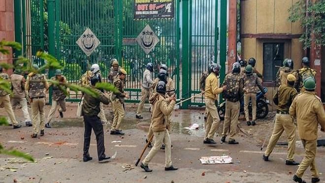 BaraChakandPRT's tweet photo. This day last year!
We had witnessed the most inhuman Act by #DelhiPolice which will always remain the matter of deep shame to the nation. The people who took an oath to protect the inhabitants turned out to be the cruelest and heartless beast. 
#13DecYearofAttackonJamia https://t.co/9fxvdW1P16