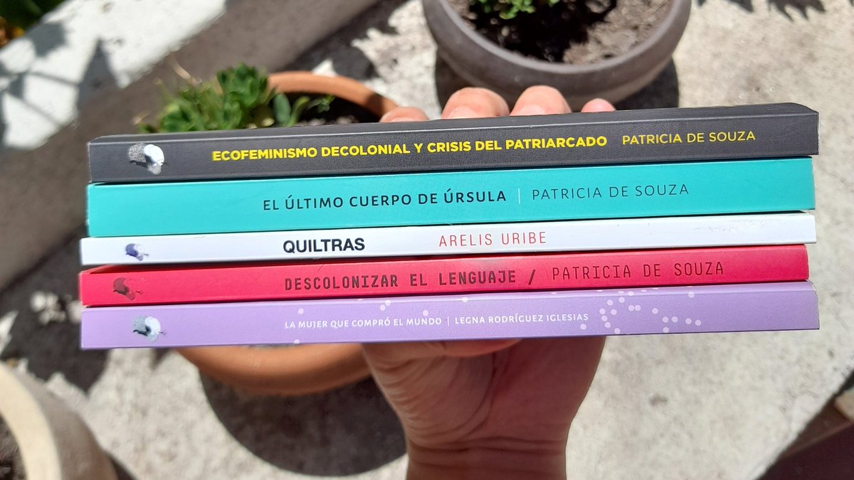LLdelamujerrota's tweet photo. 📚🌿¡Hoy es el último día de la #PrimaveraDelLibro2020! Tenemos muchos packs que te podrían gustar, y recuerda que todos tus pedidos tendrán un libro sorpresa de regalo en https://t.co/IqicvNJXQb 🎅📚🌿 https://t.co/RKr01YazgT