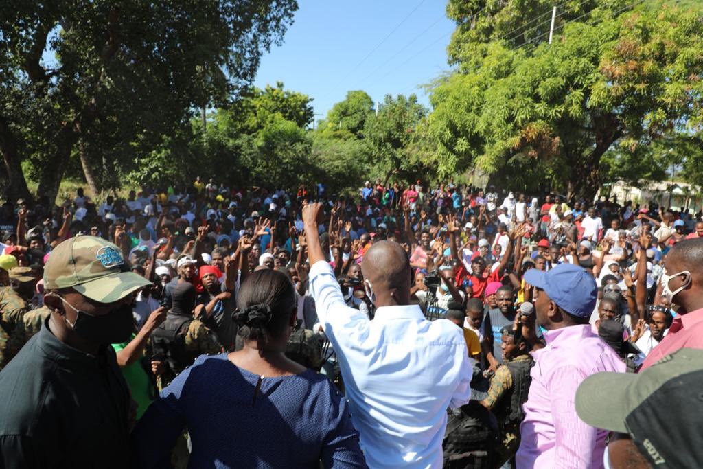 moisejovenel's tweet photo. Nan non peyizan plenn Gonayiv yo map remèsye Bank Entèramerikèn Devlopman pou sipòl. Samdi 12 desanm lan mwen te inogire 4 ponp. Mwen mande minis Agrikilti a pou antrepriz ki genyen apèl dòf yo ale pivit ak travay enstalasyon sistèm irigasyon ki mache ak solèy la. https://t.co/H8OfHwIiYA