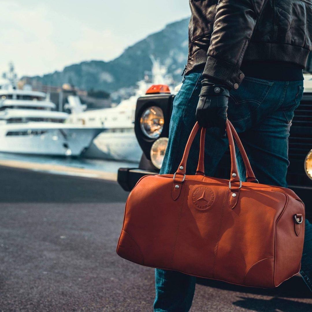 X \ Mercedes-Benz در X: «👜 Travel with light luggage throughout the  holiday season. Everything you need fits into our classic bag. Tip: It  would also make a great gift! 👉 #MBclassic #