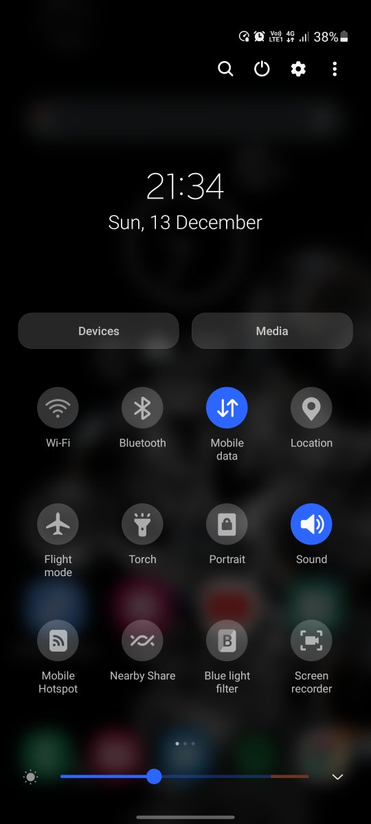 3. The folder and shortcut bar tiles are rearranged.The folder is now in 3x4 and the quick toggle tile arrangement is now in 4x3.This is really annoying because it used to be 4x4 on both and that makes the overall usability easier.