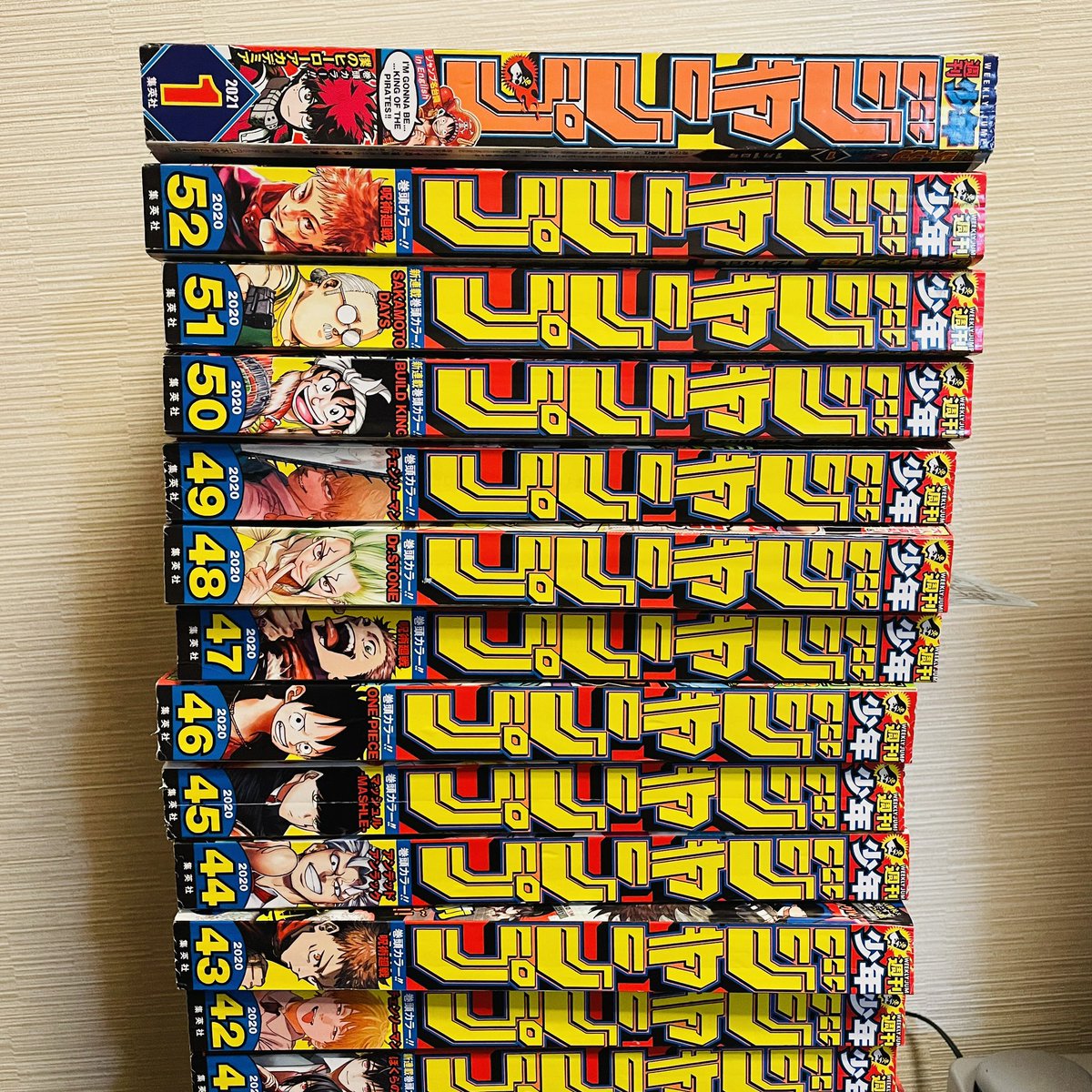 Micha マンガソムリエ そういえば ジャンプの背表紙デザインが一新してた レトロな感じで好き オレンジと水色の組み合わせってのも良い 週刊少年ジャンプ デザイン一新 T Co Bzx2jaqio8