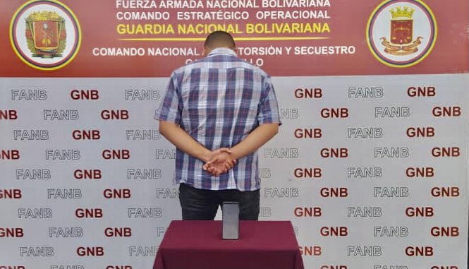 TarekWiliamSaab's tweet photo. #AHORA detenido por la GNB ( Trujillo ) para ser #imputado por el Ministerio Público @MinpublicoVE por MALTRATO ANIMAL al sujeto William Lennon Sosa: quien  grabó un video lanzando con crueldad a un #GATO  hacia un tejado, mientras burlonamente cantaba “el gato volador...” https://t.co/kSlXJs7Yzz