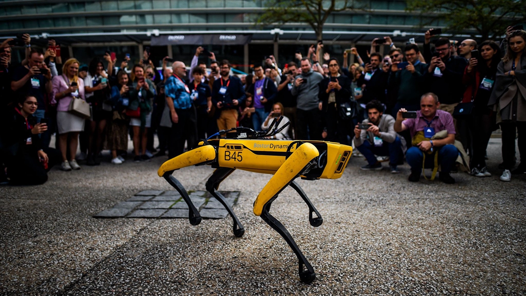 PanoramaHispano's tweet image. SEOUL (Reuters) - Hyundai Motor Group and its chairman have agreed to buy a controlling stake in Boston Dynamics from SoftBank Group Corp in a deal that values the U.S.-based robot maker at $1.1 billion.
The  ##teconology panoramahispanonews.com/hyundai-motor-…