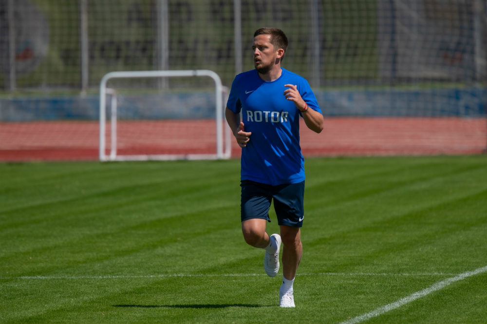 Jano Ananidze, chômage. 45 sélections 1 Premier-Liga, 1 Coupe, 1 SupercoupePlus jeune buteur de Russie avec le Spartak à 17 ans et 8 jours, il y passe 13 ans et résilie en janvier 2020. Depuis : Famagouste, Volgograd et une blessure au genou qui termine son contrat.