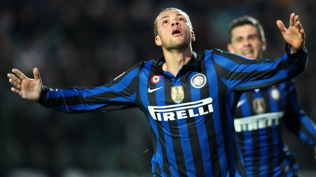 Luc Castaignos, footballeur. Gyeongnam 0 sélection 1 Coupe du PortugalUn papa français et des débuts brillants au Feyenoord (15b en 10/11). Mis au placard à l’inter pour avoir craché sur Andrea Raggi, il file à Twente. En Corée après Francfort, Vitesse et le Sporting.