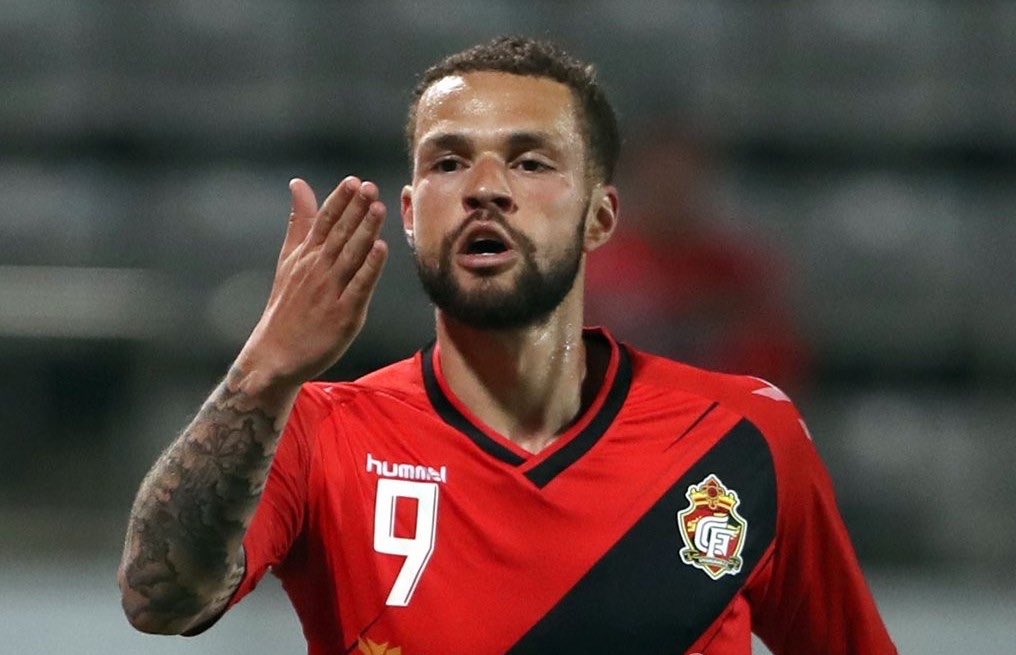 Luc Castaignos, footballeur. Gyeongnam 0 sélection 1 Coupe du PortugalUn papa français et des débuts brillants au Feyenoord (15b en 10/11). Mis au placard à l’inter pour avoir craché sur Andrea Raggi, il file à Twente. En Corée après Francfort, Vitesse et le Sporting.