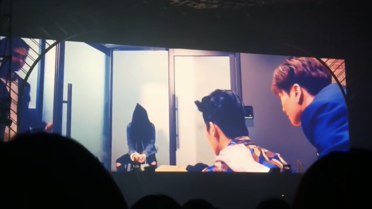 haeeun_'s tweet photo. 동햬 납치 당함
🐯저한테 이러는 이유가 뭐예요 !! 
🐥있지...특별한 이유...

문 열고 먼저 납치 당한 혁쟤 보여줌.... https://t.co/ljKpuyxVcl