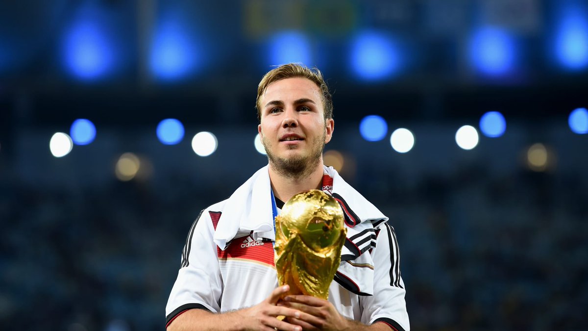 Mario Götze, footballeur. PSV 63 sélections 1 Coupe du monde, 5 Bundesliga, 4 Coupe d’ALL, 1 Supercoupe UEFA, 1 CDM Club28 ans, mais l’impression que sa carrière est déjà finie. Héros national à la CDM 2014, il n’a pas fait les bons choix entre Dortmund et le Bayern.