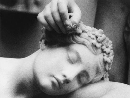 corpsecrits's tweet photo. Toi 
Moi 
Quelques filaments d'étoiles 
Qui blondissent ta cuisse 
Et le ciel 

Juste ça 
Et rien d'autre 
... https://t.co/NBxq96bspU