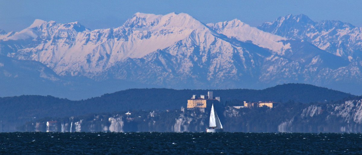 il_piccolo's tweet photo. Mare, vele e i monti innevati: il golfo di #Trieste come un quadro. le splendide foto di @AndreaLasorte  https://t.co/H2v6qAymDb https://t.co/Nh0IkPeepq