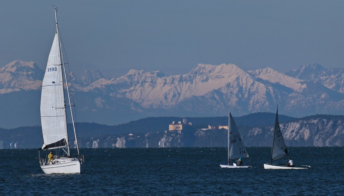 il_piccolo's tweet photo. Mare, vele e i monti innevati: il golfo di #Trieste come un quadro. le splendide foto di @AndreaLasorte  https://t.co/H2v6qAymDb https://t.co/Nh0IkPeepq