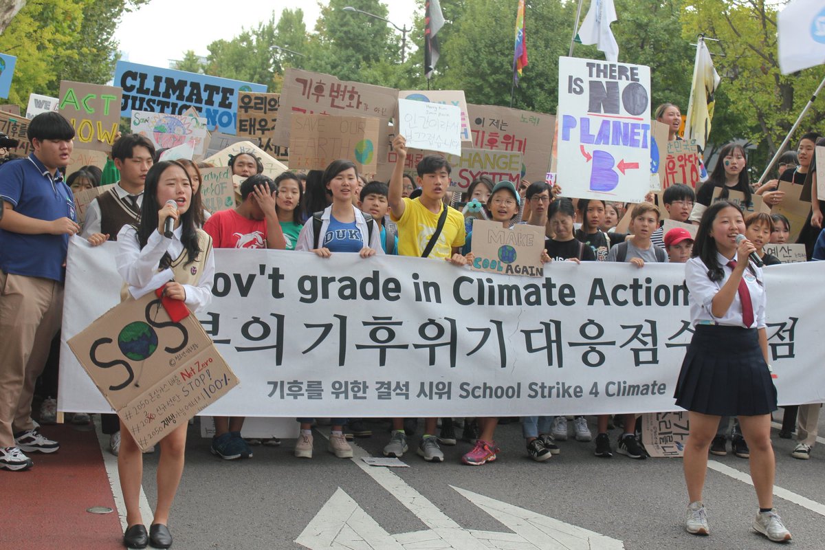youth4climatekr's tweet photo. 과학자들은 지구온도가 1.5도 이상 상승하게 된다면 우리의 생존을 위협할 기후재앙이 찾아온다고 경고하고 있습니다. 하지만 이미 1도가 상승했고 남은 시간은 7년 남짓. 우리는 살아온 날보다 살아갈 날이 많은 청소년으로써 기후 위기 대응을 요구합니다. https://t.co/rLnmR18OMT