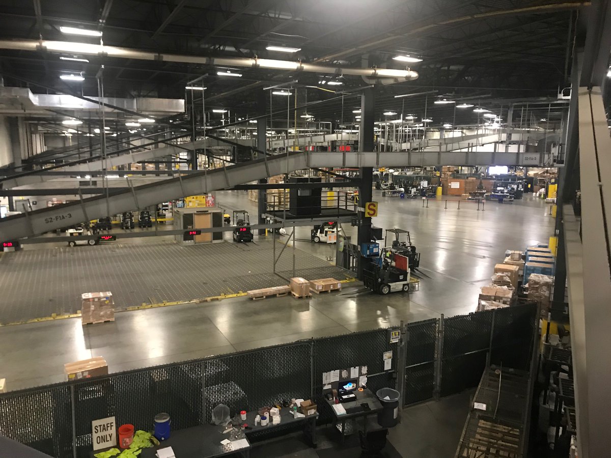 It’s a beautiful morning for coronavirus vaccines to be shipped across the country — and as luck would have it, that’s exactly what’s happening today at the UPS Worldport in Louisville. The  @courierjournal is out here to watch as they arrive, more updates coming.