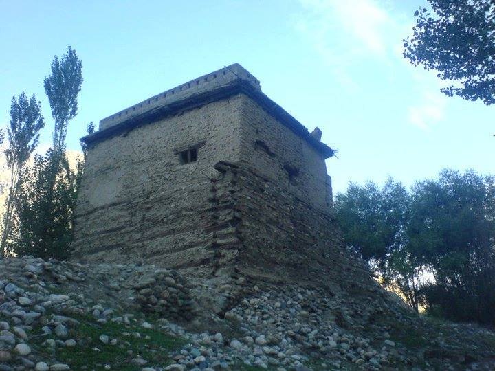 Dorkhund FortIt is located in the Yasin valley.It was constructed in the 15th Century by the Khoshwaqt dynasty but was ultimately destroyed by the Dogras in 1862.Little of it survives today.