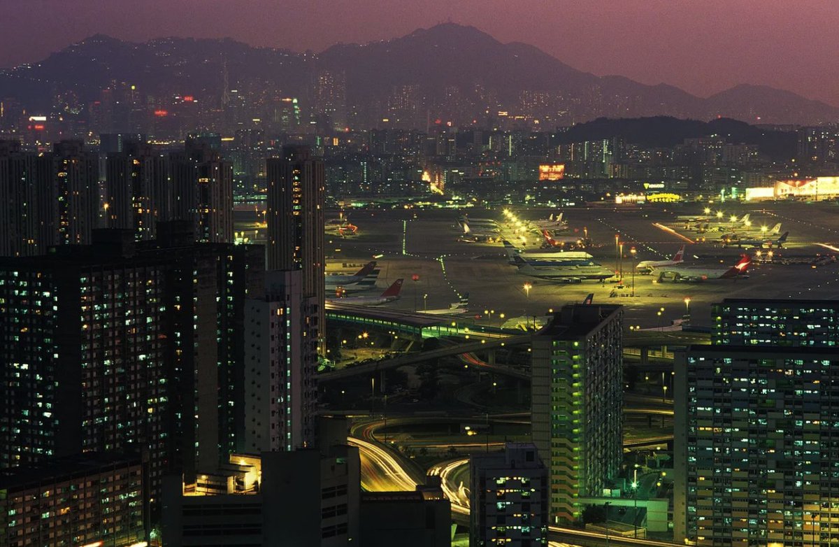 mfm_0624's tweet photo. ［Hongkong］
Kai Tak Airport 1989
Photo by Greg Girard https://t.co/4fKK0ZQFGi