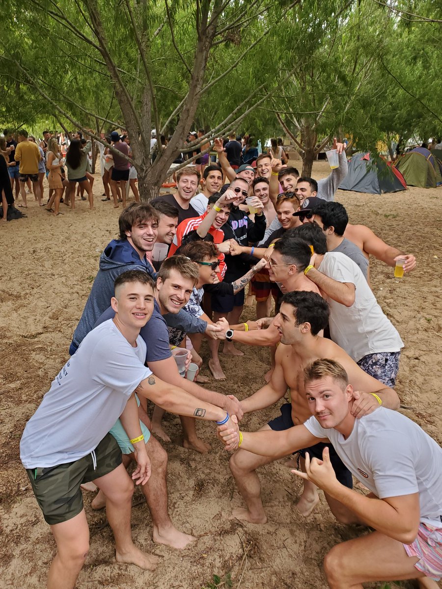 OctiCavallo's tweet photo. Junté a mis dos grupos de amigos y fue increíble 😍🥰 https://t.co/fHQx9R5AH1
