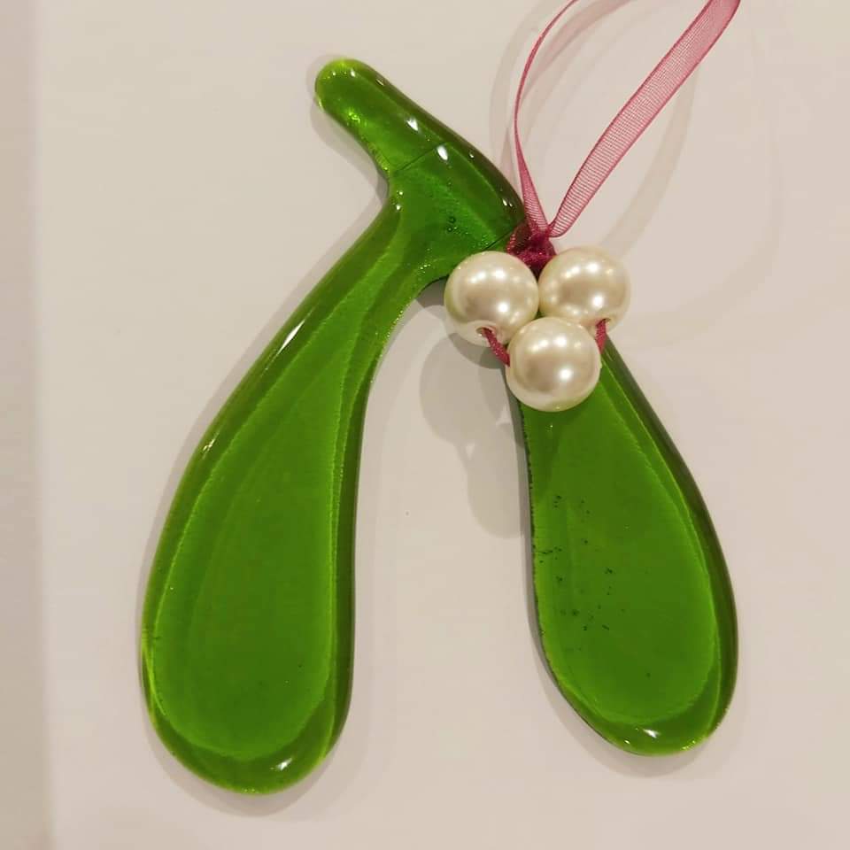 IngletonGala's tweet photo. Who will you kiss under the mistletoe? #stonegateglass https://t.co/LgnoNbqsIa