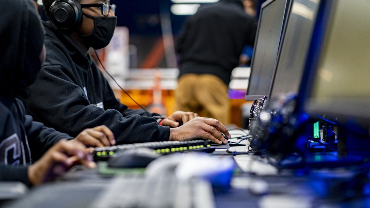 HelixeSportsLW's tweet photo. .@skyzone has the trampolines 🤸‍♂️
Helix Lakewood has the #gaming PCs 🖥️

Everything you need for a great Sunday is all under one roof! https://t.co/l68hUCAhN8
