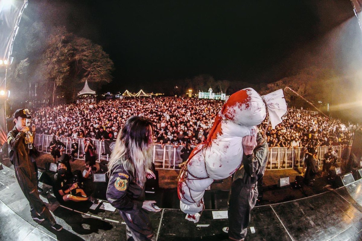 sirotek's tweet photo. Big Mountain Music Festival ประกาศคืนเงินคนดูหลังผู้ว่าส่งตำรวจปิดงาน โซเชียลเชื่อการเมืองเอี่ยวหลังสามนิ้วพรึ่บ, ใส่เสื้อสมศักดิ์เจียม,เล่นเป็ดเหลือง, ประกาศศักดินาจงพินาศ และแตะประเด็นผู้ลี้ภัยคดี112ถูกฆ่าแล้วผ่าท้องเอาหินยัดศพถ่วงทิ้งแม่น้ำโขงกรณี"สุรชัย ด่านวัฒนานุสรณ์"ปี2561 https://t.co/NXuyisjLqf