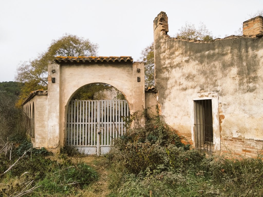 Volem tornar a tenir oberta de bat a bat aquesta porta. Volem rehabilitar la masia. Volem treballar la terra. Volem recuperar l'essència rural del Vallès. Volem viure en comunitat a l'històric mas rubinenc de Can Roig. Ens acompanyeu en aquest somni?