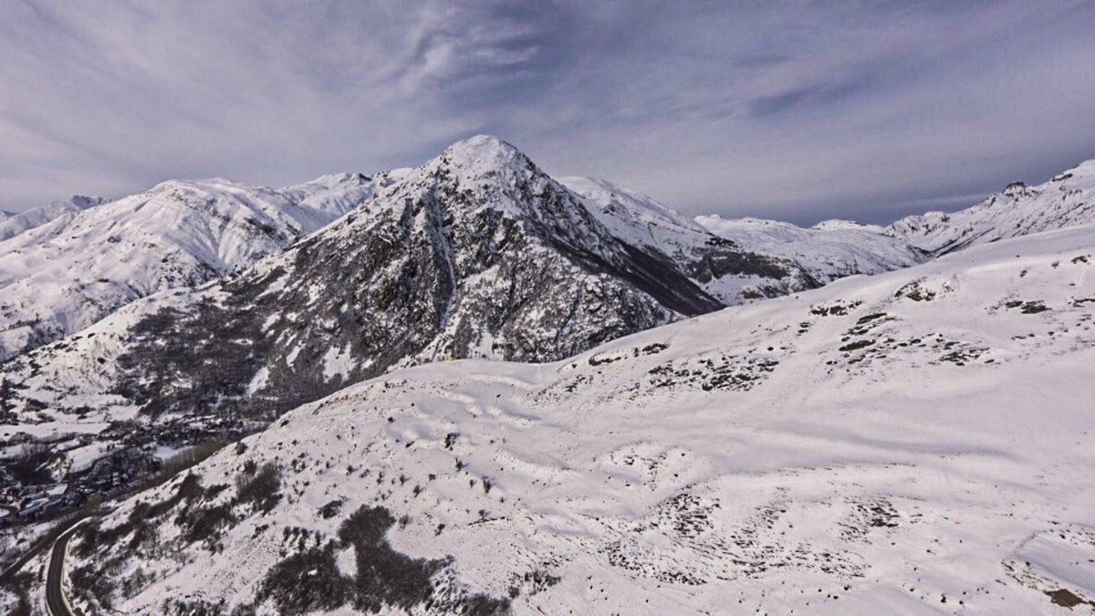 kilianlebouquin's tweet photo. J-1 ouverture de la station de ski de Baqueira Beret, dans les Pyrénées espagnoles.🏔
La vue est validée. ⛷❄️

Reportage avec @anacocto pour @FRANCE24 https://t.co/Ii76zYdGYz