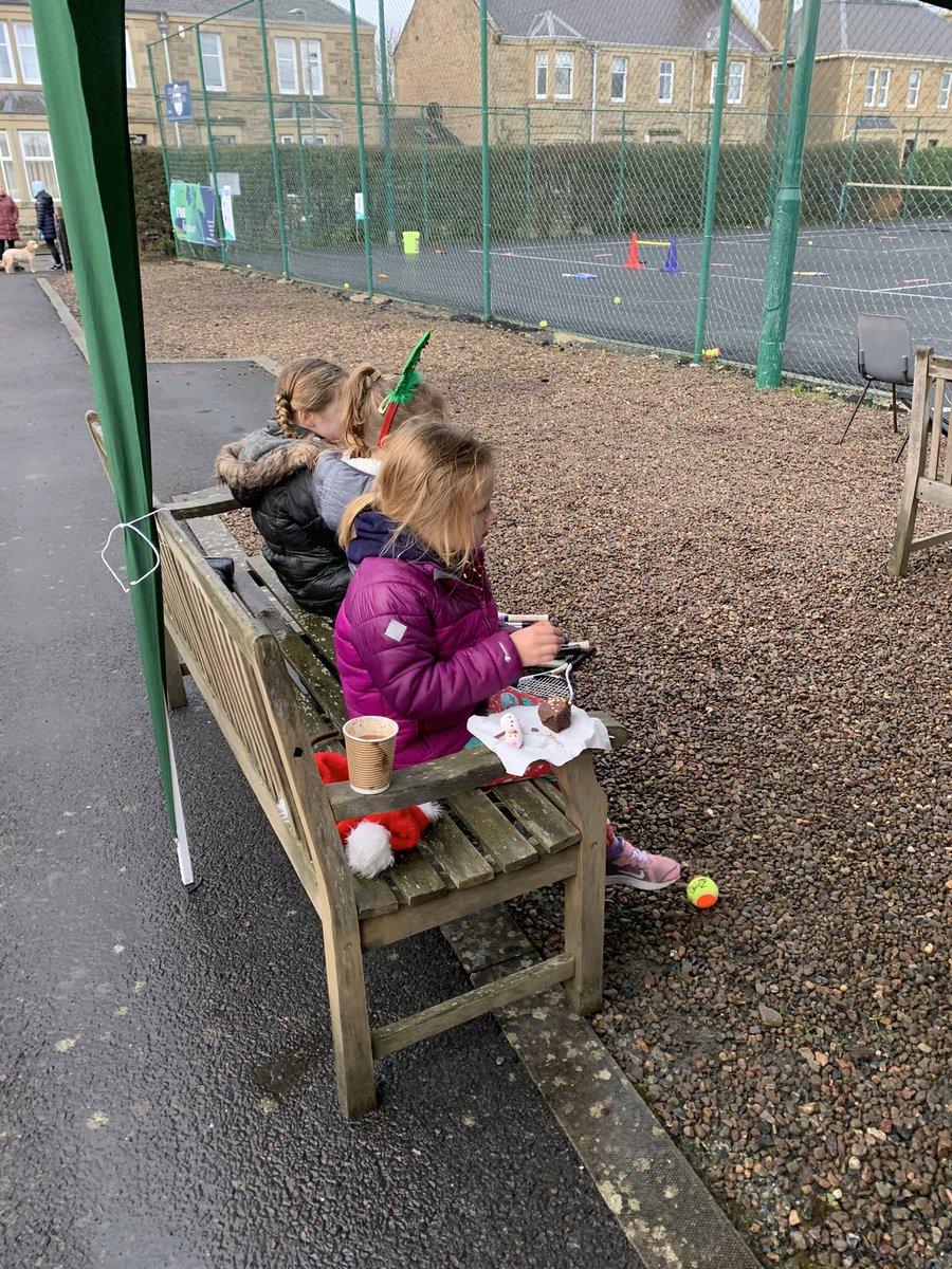 KtennisL's tweet photo. Wouldn’t be an party without cake! Girls enjoyed hot chocolate, marshmallow snowmen and cake made by coach Kate 🎄🎉😊❤️🎁@Miss_Hits @JudyMurray @JudyMurrayFdn @BTCGalashiels https://t.co/R4qJdhwIyB