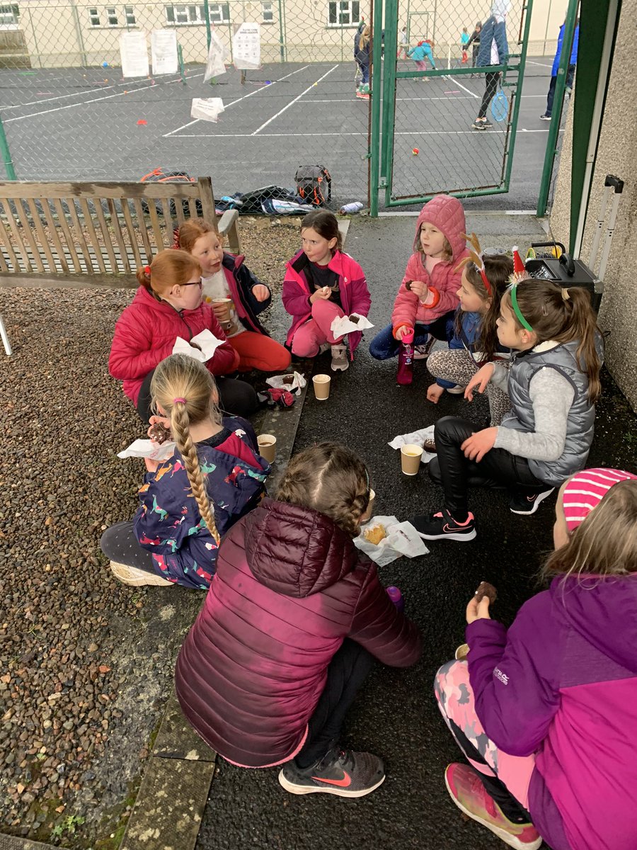 KtennisL's tweet photo. Wouldn’t be an party without cake! Girls enjoyed hot chocolate, marshmallow snowmen and cake made by coach Kate 🎄🎉😊❤️🎁@Miss_Hits @JudyMurray @JudyMurrayFdn @BTCGalashiels https://t.co/R4qJdhwIyB