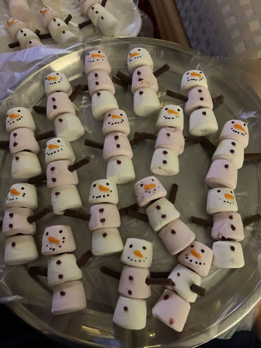 KtennisL's tweet photo. Wouldn’t be an party without cake! Girls enjoyed hot chocolate, marshmallow snowmen and cake made by coach Kate 🎄🎉😊❤️🎁@Miss_Hits @JudyMurray @JudyMurrayFdn @BTCGalashiels https://t.co/R4qJdhwIyB