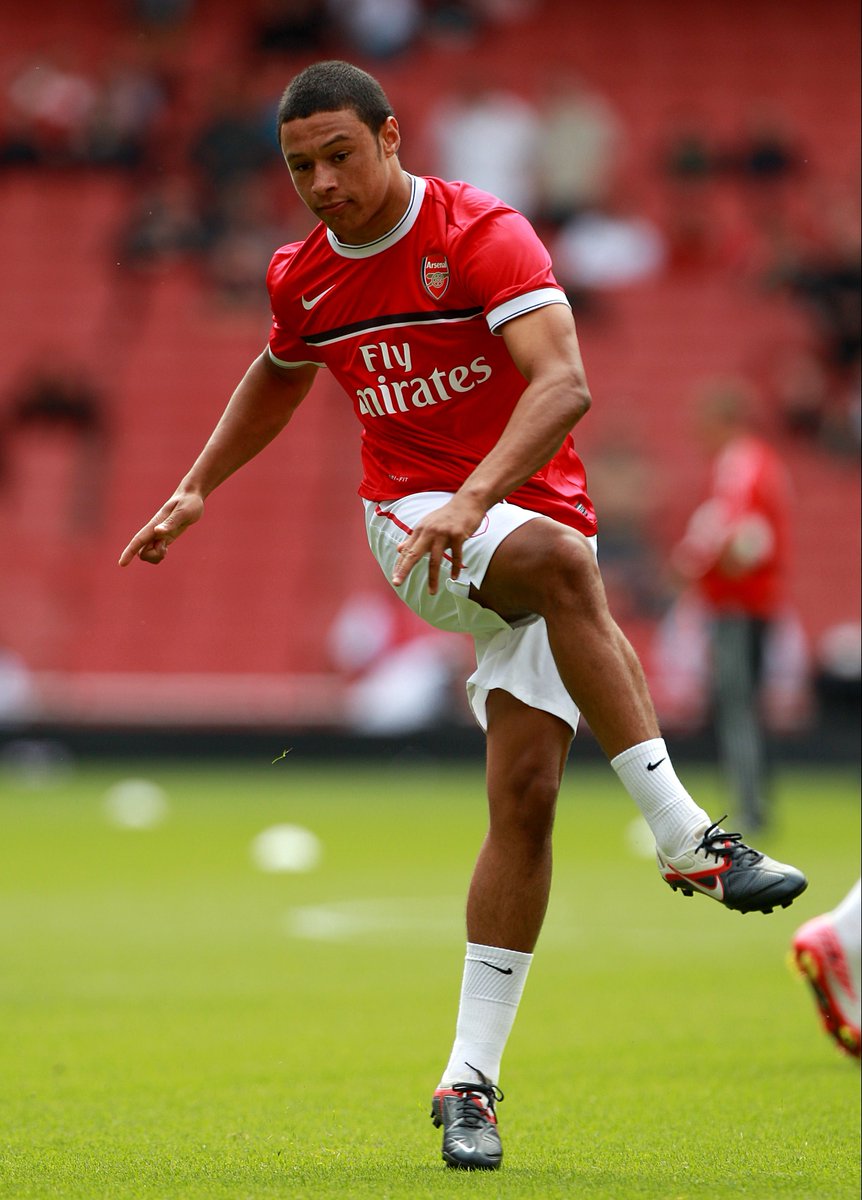 Alex Oxlade-Chamberlain, footballeur. Liverpool 35 sélections 1 Ligue des champions, 1 PL, 2 FA Cup, 3 Community Shield, 1 Supercoupe UEFA, 1 CDM ClubNom à rallonge pour un milieu très talentueux. Espoir de Southampton, pépite d’Arsenal, a trouvé sa place à Anfield.