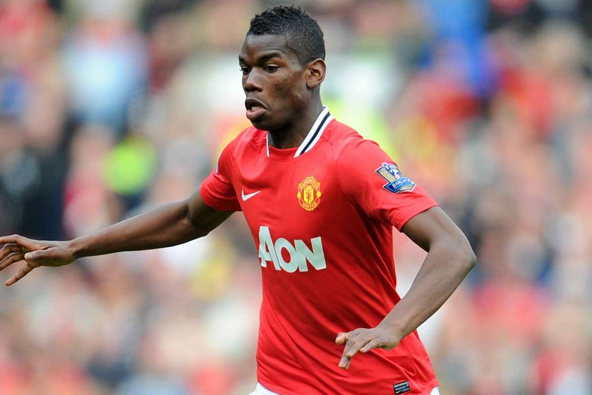 Paul Pogba, footballeur. Manchester United 74 sélections 1 Coupe du monde, 1 Ligue Europa, 4 Serie A, 2 Coupe d’ITA, 2 Supercoupe d’ITA, 1 FA CupLe Havre -> Manchester -> Juventus -> Manchester -> ? ... Le Golden Boy 2013 est sur la fin avec Man United.