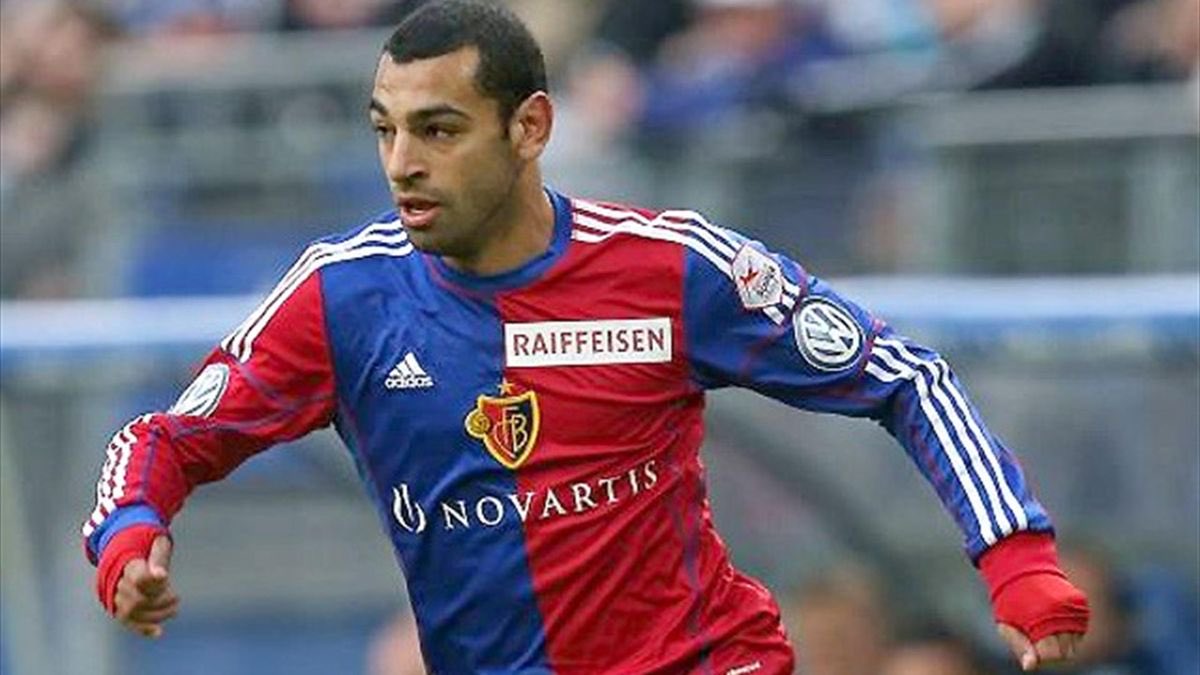 Mohamed Salah, footballeur. Liverpool 67 sélections 1 Ligue des champions, 1 Premier League, 2 Ligue SUI, 1 Supercoupe UEFA, 1 CDM ClubExplosion tardive, mais ça valait le coup ! Révélé à Bâle, flop à Chelsea, renaissance en Italie (Fiorentina, Roma). Et puis Klopp.