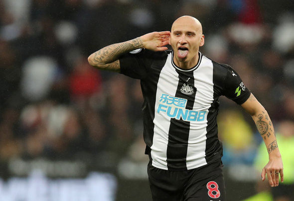 Jonjo Shelvey, footballeur. Newcastle 6 sélectionsVictime d’alopécie, d’où son crâne chauve, il n’a pas confirmé les espoirs placés en lui à Charlton et Liverpool. Après un prêt à Blackpool, le salut est passé par Swansea puis Newcastle en 2016.