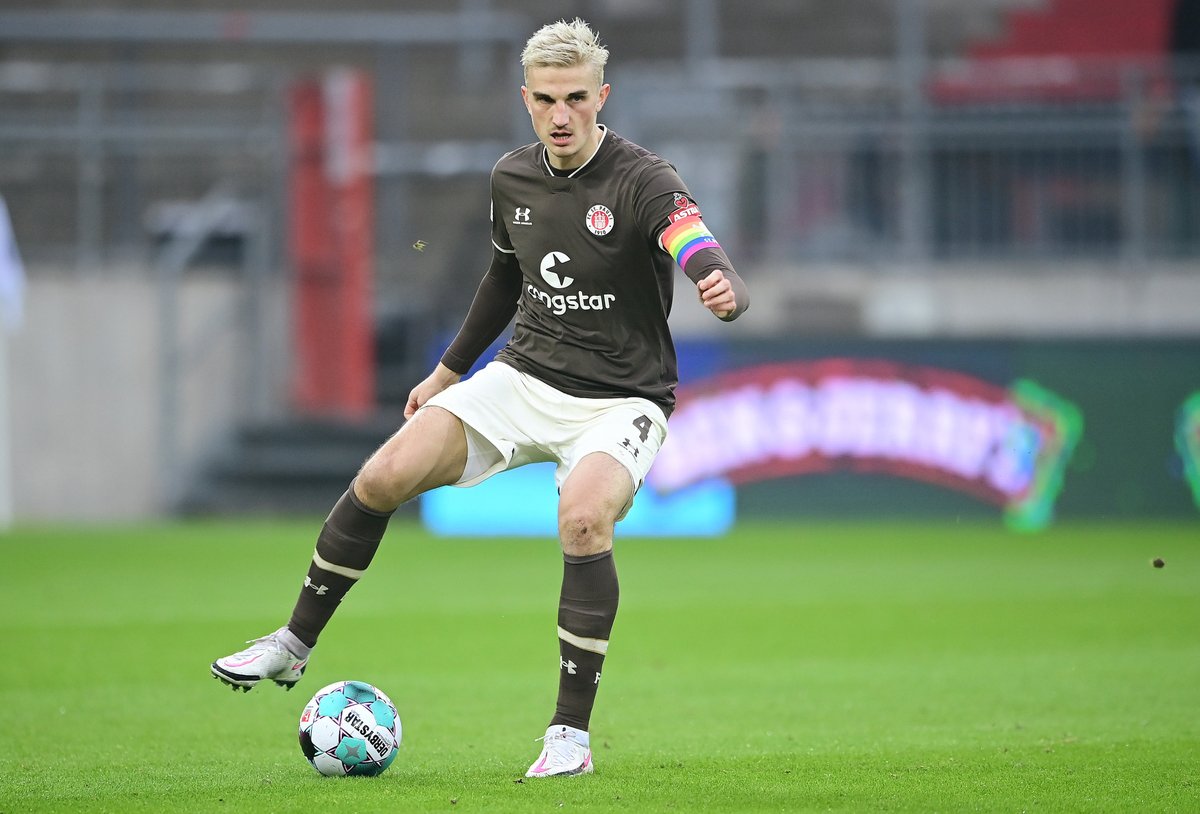 piratasdelsurok's tweet photo. Queda la duda sobre la lesion que saco de la cancha al capitan Philipp #Ziereis. Esperemos que no sea nada, porque no estamos como para seguir perdiendo centrales, ni mas jugadores, por lesión.
#PostalesDelPartido #FCSP
📸 https://t.co/auJRYDvDSW https://t.co/H99kQxC5N1