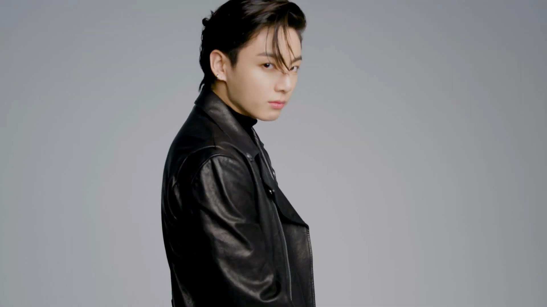 Jungkook⁷ 🥴𝄞 on X: This Jeon Jungkook in LOUIS VUITTON black leather  jacket!!!!!! HE IS SOOO COOL 🔥😱😵 #JUNGKOOK #JK #BTSxLouisVuitton #BTS  #방탄소년단 #BTSARMY @BTS_twt  / 