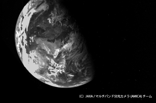 小惑星探査機 はやぶさ２ Twitterissa 先の写真で はやぶさ初号機のラストショットを思い出した方も多いようだ あの写真には修正前と修正後の2種類があるのはご存知だろうか 修正前の写真が人気なのは知っているが 僕の解釈は はやぶさが見せてくれた写真