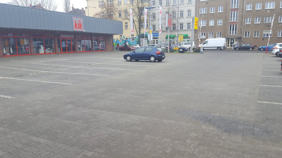 Wer hat Aldi, Lidl, Rewe, Edeka und Co. eigentlich erlaubt, mit ihren riesigen Parkplätzen mitten in unseren Städten versiegelte, lebensfeindliche #Todeszonen zu schaffen?
Ein Bilderthread aus der Berliner Innenstadt
#Versiegelung #Stadt #Berlin