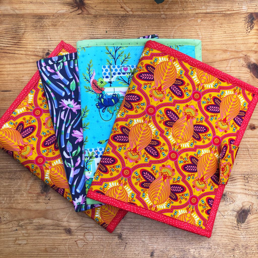 GillyMacDesigns's tweet photo. My Flip Portfolio Samples are all finished ! There was lots to learn here for the classes. Sewing with vinyl, cutting vinyl straight, accurate and even top stitching, creating and applying binding and sewing through multiple layers. 

Pattern by @aneelahoey

#gillymacdesigns https://t.co/lz062ksClv