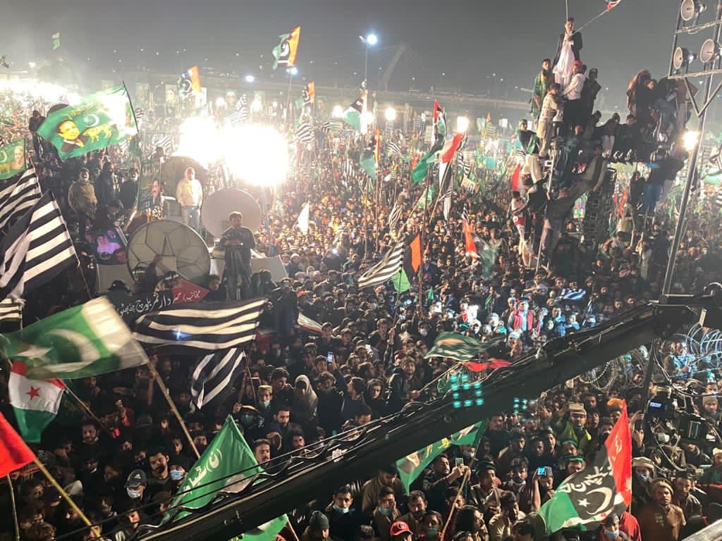 MaryamNSharif's tweet photo. No chair. Jam packed crowd standing for hours now and that too in this freezing weather. Salute 🙌🏽 https://t.co/pPa3kROpeS