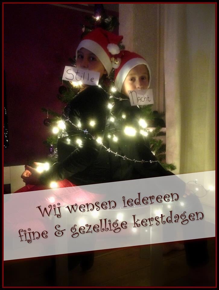 JoanneAngelike's tweet photo. Ik maakte 7 jaar geleden deze kerstfoto. En zojuist maakte ik hem weer. #hoeleuk https://t.co/lDiNihZbdm