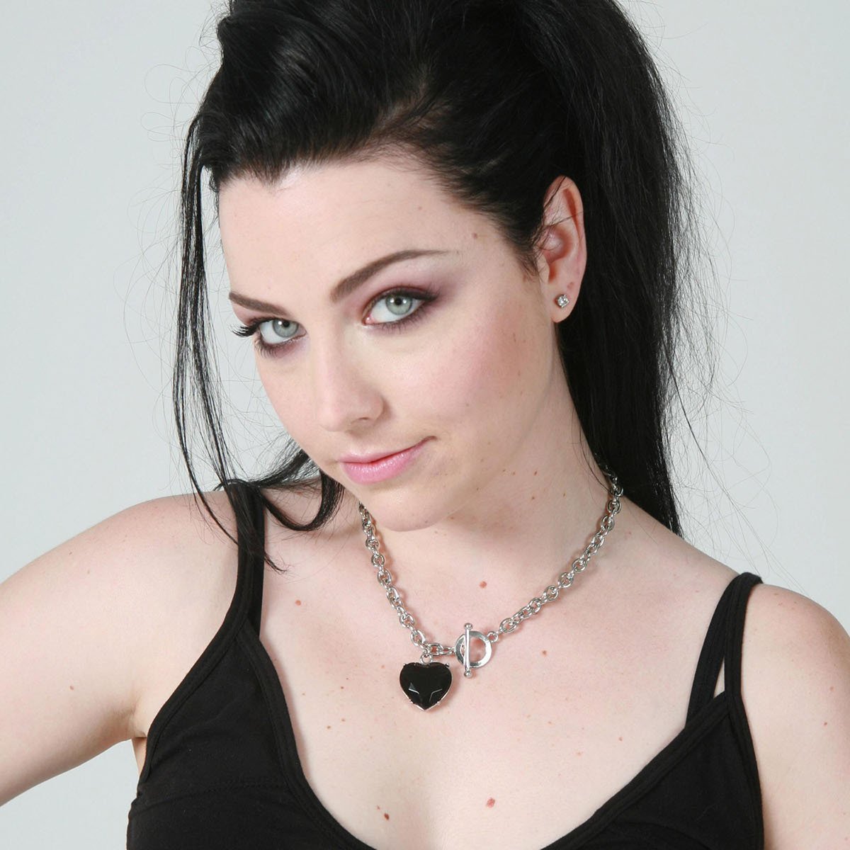 Join us here at in wishing Amy Lee a very Happy Birthday today    