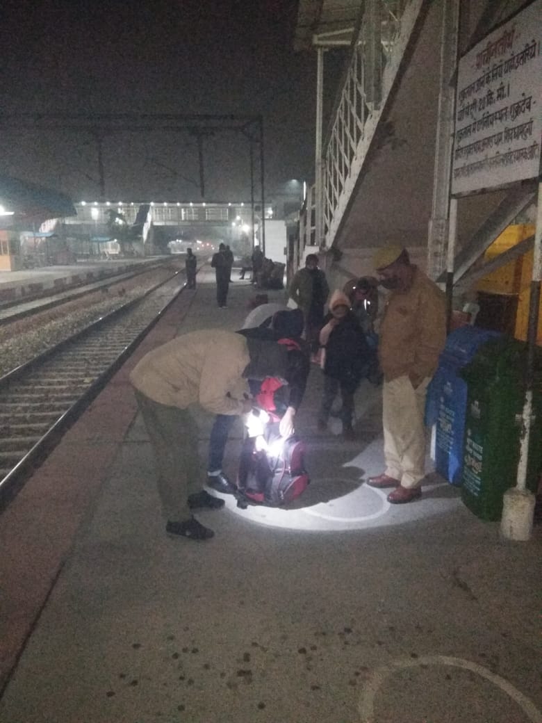 spgrpmoradabad's tweet photo. @upgrp_hq @Uppolice @dgpup @CMOfficeUP 
पुलिस अधीक्षक रेलवे मुरादाबाद @IPSAparnaGupta के निर्देशन में यात्री सुरक्षा तथा किसान आंदोलन के दृष्टिगत जीआरपी अनुभाग के विभिन्न थाना क्षेत्र में शांति व्यवस्था/सुरक्षा हेतु सघन चेकिंग तथा पैदल गस्त की गई | https://t.co/OUzrj8PNpr
