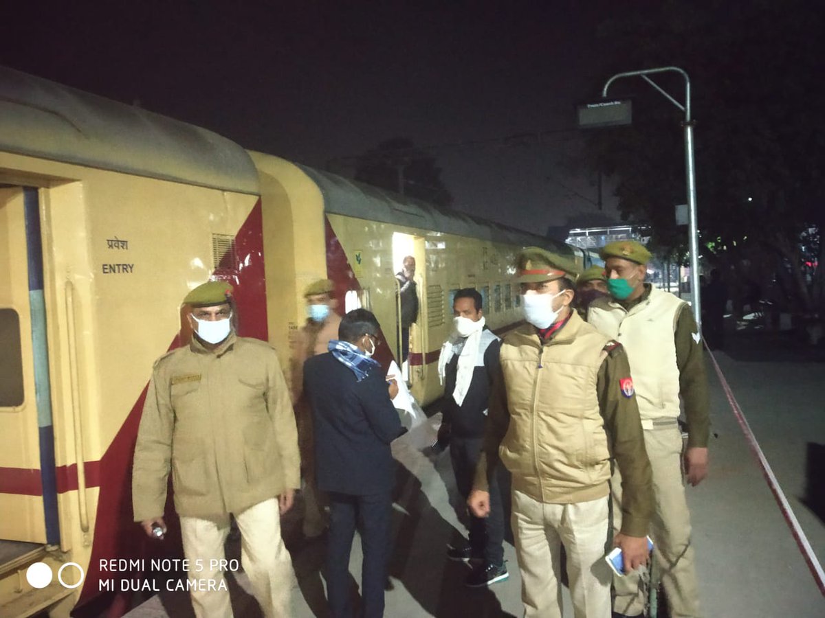 spgrpmoradabad's tweet photo. @upgrp_hq @Uppolice @dgpup @CMOfficeUP 
पुलिस अधीक्षक रेलवे मुरादाबाद @IPSAparnaGupta के निर्देशन में यात्री सुरक्षा तथा किसान आंदोलन के दृष्टिगत जीआरपी अनुभाग के विभिन्न थाना क्षेत्र में शांति व्यवस्था/सुरक्षा हेतु सघन चेकिंग तथा पैदल गस्त की गई | https://t.co/OUzrj8PNpr